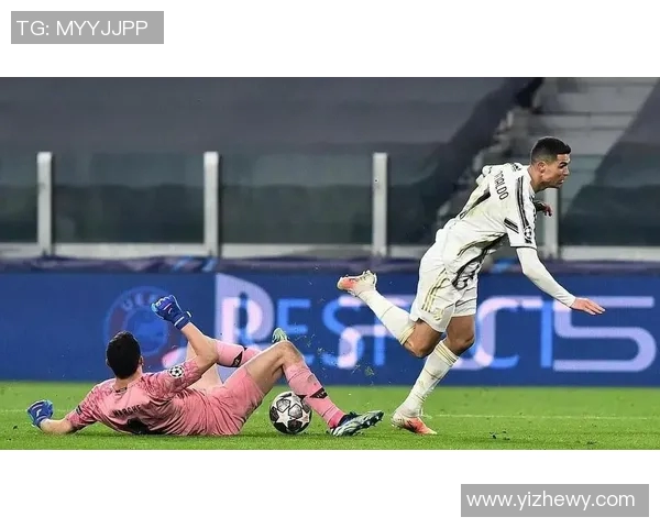 欧冠赛场惊现奇葩瞬间球迷冲入抢夺C罗球衣引热议